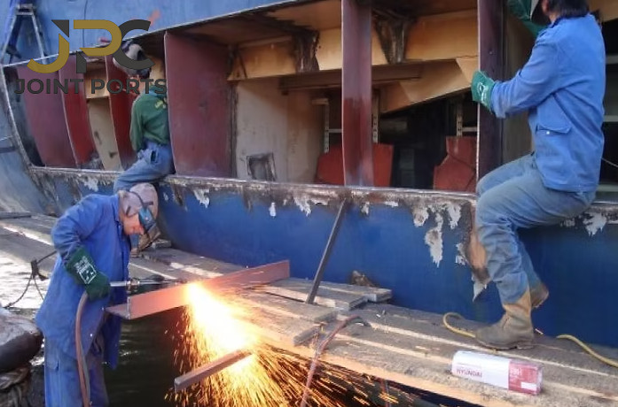 إصلاح وصيانة السفن والقوارب